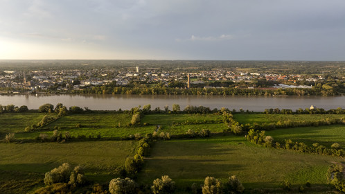 France, Loire-Atlantique (44), Couëron, collection d'art contemporain à ciel ouvert Estuaire, La Maison dans la Loire réalisé par l'artiste Jean-Luc Courcoult et la Tour à plomb de 69 m de haut construite au XIXème siècle (vue aérienne)