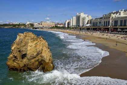 France, Pyrénées-Atlantiques (64), Pays-Basque, Biarritz, la Grande Plage, le casino et l'Hotel du Palais en arrière plan