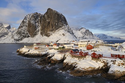 Norvège, Nordland, Iles Lofoten, Ile de Moskenes, le port de pêche de Hamnoy près de Reine, accrochage du cabillaud (morue) pour le séchage