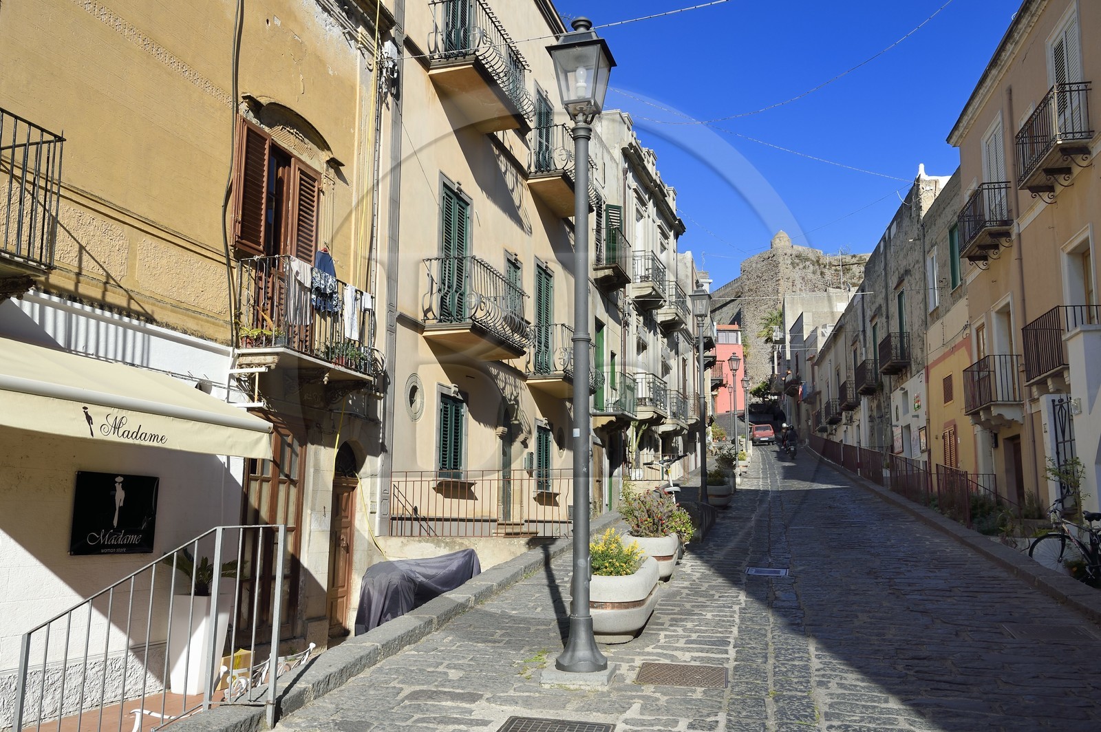 Italie, Sicile, iles Eoliennes, classées Patrimoine Mondial de l'UNESCO, Ile de Lipari, Lipari, rue de la vieille ville qui monte à la citadelle