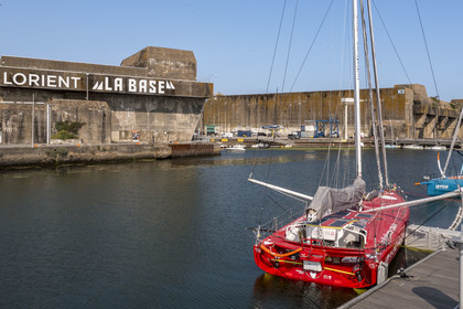 France, Morbihan (56), Lorient, le port de Lorient La Base dans l'ancienne base de sous-marins construite par les Allemands, il est conçu et équipé de façon à accueillir les professionnels du nautisme, les événements nautiques et les grandes unités telles que les monocoques et les multicoques de la Course au Large, bateau Imoca (vue aérienne)