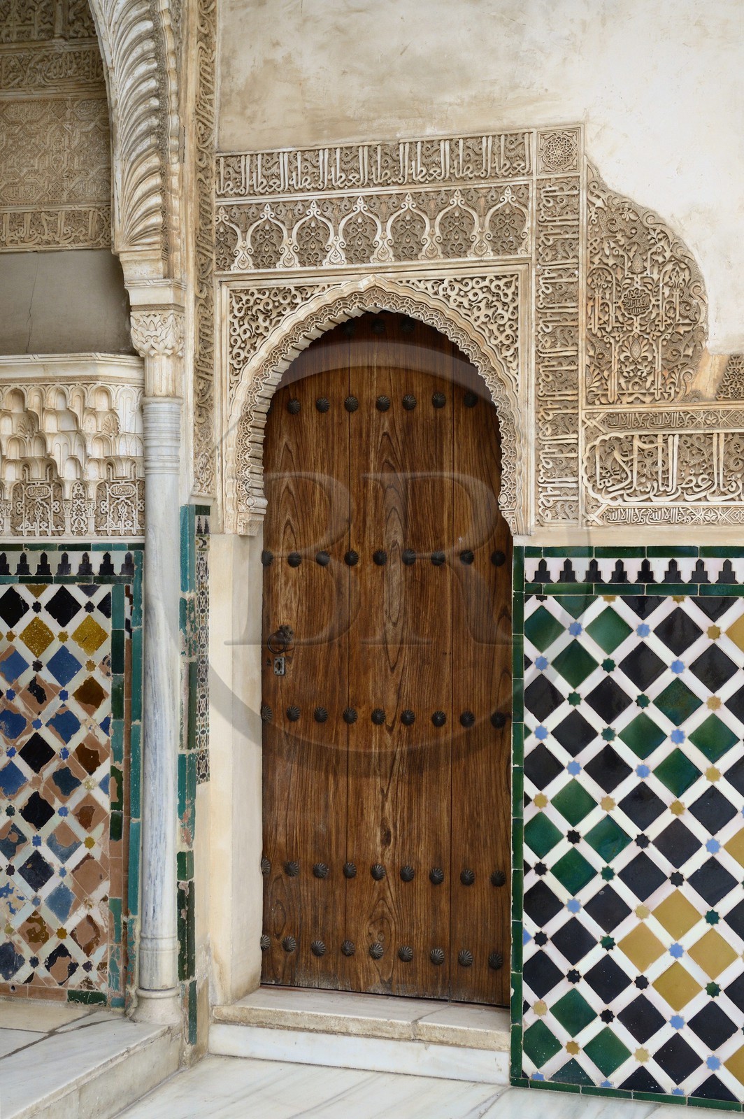 Espagne, Andalousie, Grenade, Palais nasrides de l'Alhambra, classé Patrimoine Mondial de l'UNESCO, Palais de Comares, inscription d'un poème d'Ibn Zamrak en l’honneur de Muhammad V après la conquête d'Algésiras en 1368 sur la partie supérieure d'une une plinthe d'azulejos de la galerie nord de la Cour des Myrtes (Patio de los Arrayanes)