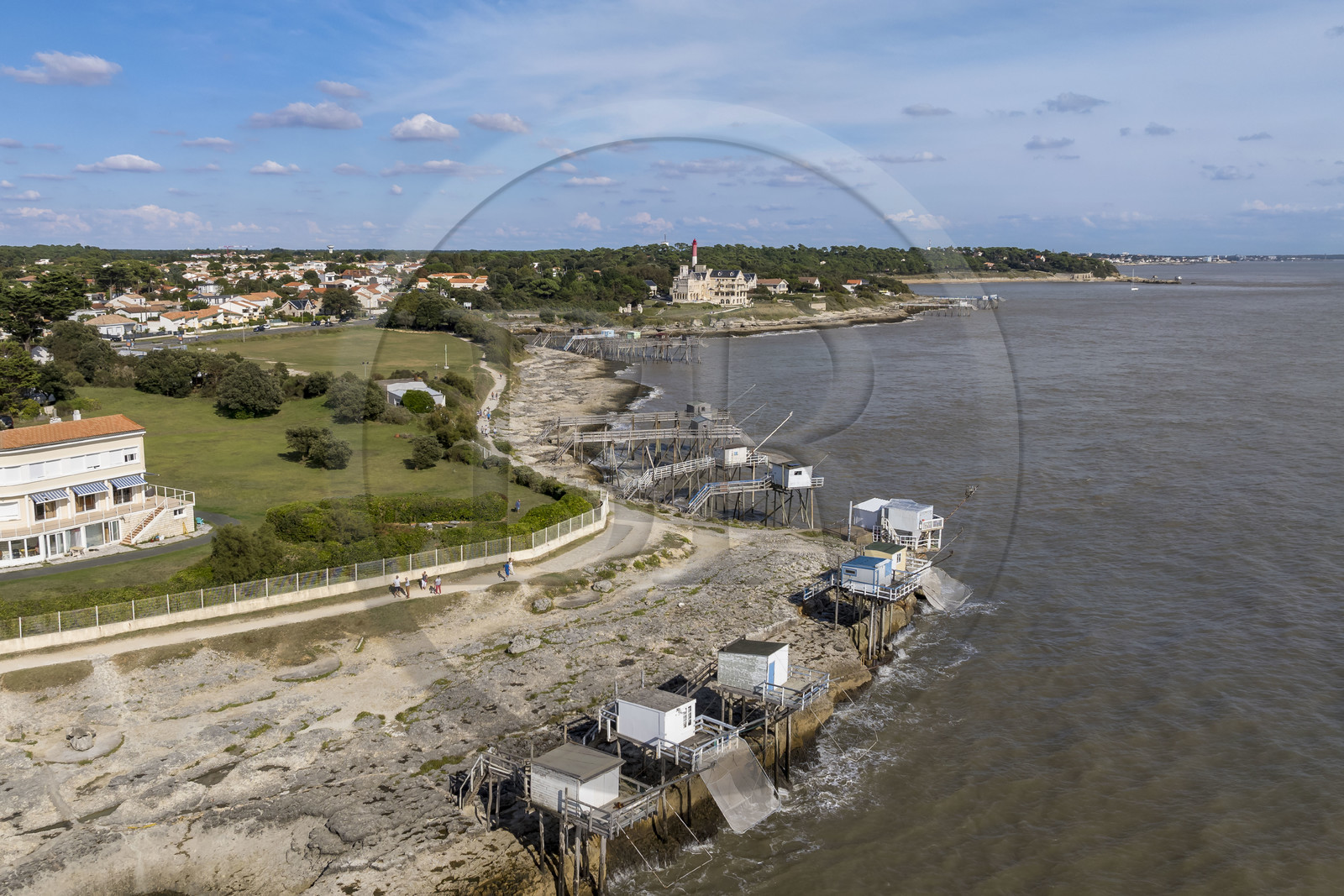 France, Charente-Maritime (17), région de Royan, Saint-Palais-sur-Mer, cabanes de pêche traditionnelle au carrelet à l'embouchure de l'estuaire de la Gironde face à l'océan Atlantique, sentier des douaniers qui longe le littoral