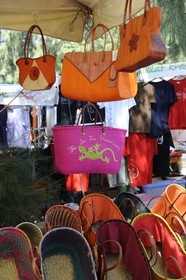 France, île de la Réunion, Saint-Pierre, le marché du samedi, vente de paniers colorés en provenance de Madagascar