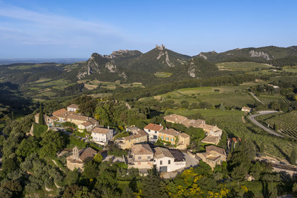 France, Vaucluse (84), Dentelles de Montmirail, le village de Suzette entouré par le vignoble, le Clapis prolongé par le Grand Montmirail à gauche, les Dentelles Sarrasines au centre et le Grand Travers à droite en arrière plan (vue aérienne)