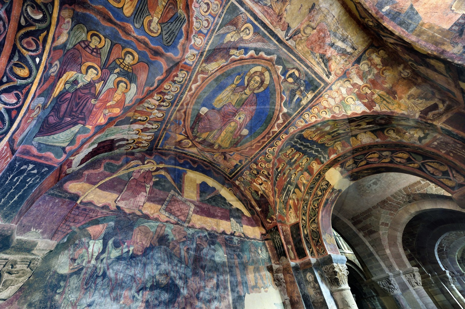 France, Haute-Loire (43), Brioude, la Basilique Saint-Julien de Brioude de style roman auvergnat, fresques du XIIIe siècle de la chapelle Saint Michel, Christ en gloire est entouré des quatre évangélistes, des anges et des saints, vers le bas représentation de l'enfer avec les démons qui prennent les ames