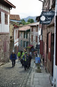 France, Pyrénées-Atlantiques (64), Pays-Basque, Saint-Jean-Pied-de-Port, rue de la Citadelle sur le chemin de Saint-Jacques-de-Compostelle, pèlerin