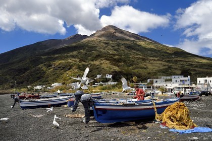 Italie, Sicile, iles Eoliennes, classées Patrimoine Mondial de l'UNESCO, ile de Stromboli, pecheurs sur la plage de Scari et le volcan du Stromboli en arrière plan