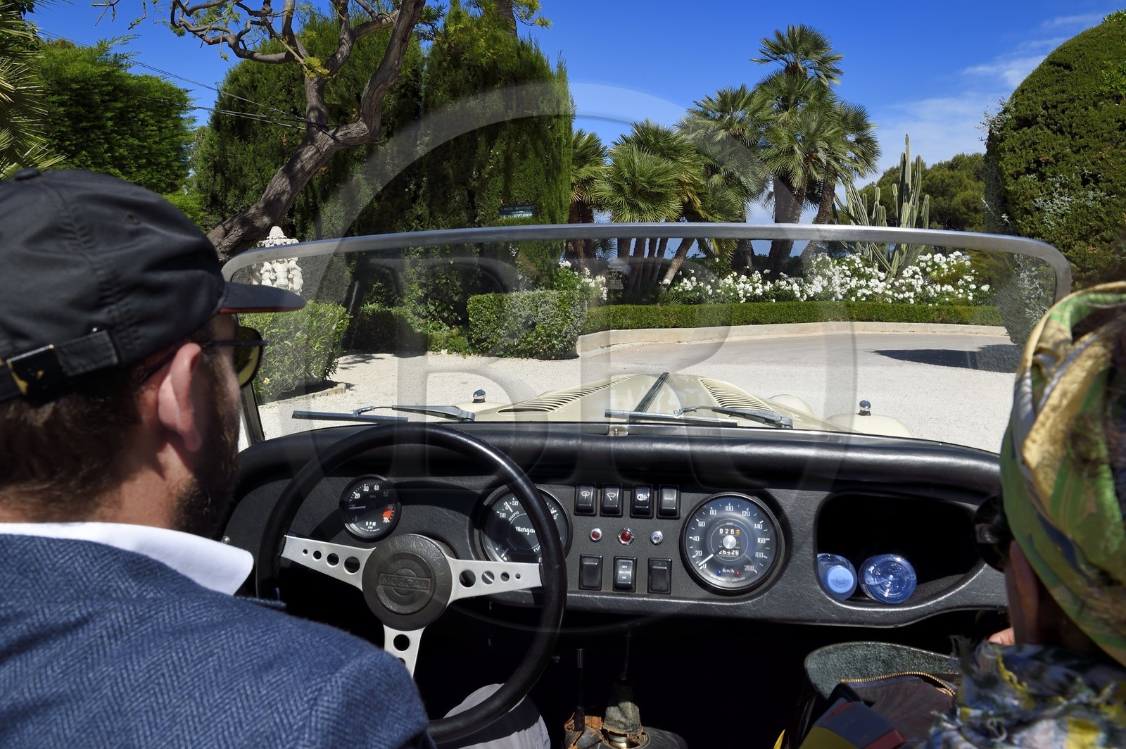 France, Alpes Maritimes (06), Saint-Jean-Cap-Ferrat, voiture vintage Morgan Roadster 4 4 dans les allées de la villa Ephrussi de Rothschild