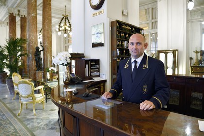 France, Pyrénées-Atlantiques (64), Pays-Basque, Biarritz, Hotel du Palais, le grand hall, le chef concierge et Clefs d'Or Olivier Pasquet