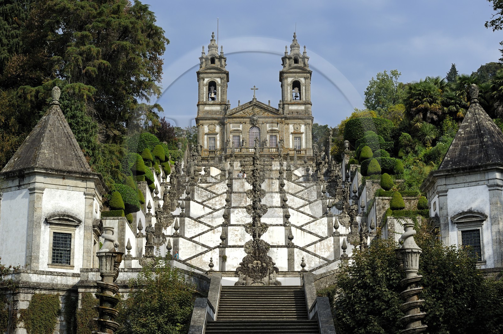 Portugal, région du Minho, Braga, le sanctuaire de Bom Jesus do Monte accessible par un escalier magistral de 600 marches, constitué de l'escalier des Cinq Sens et de l'escalier des Trois Vertus