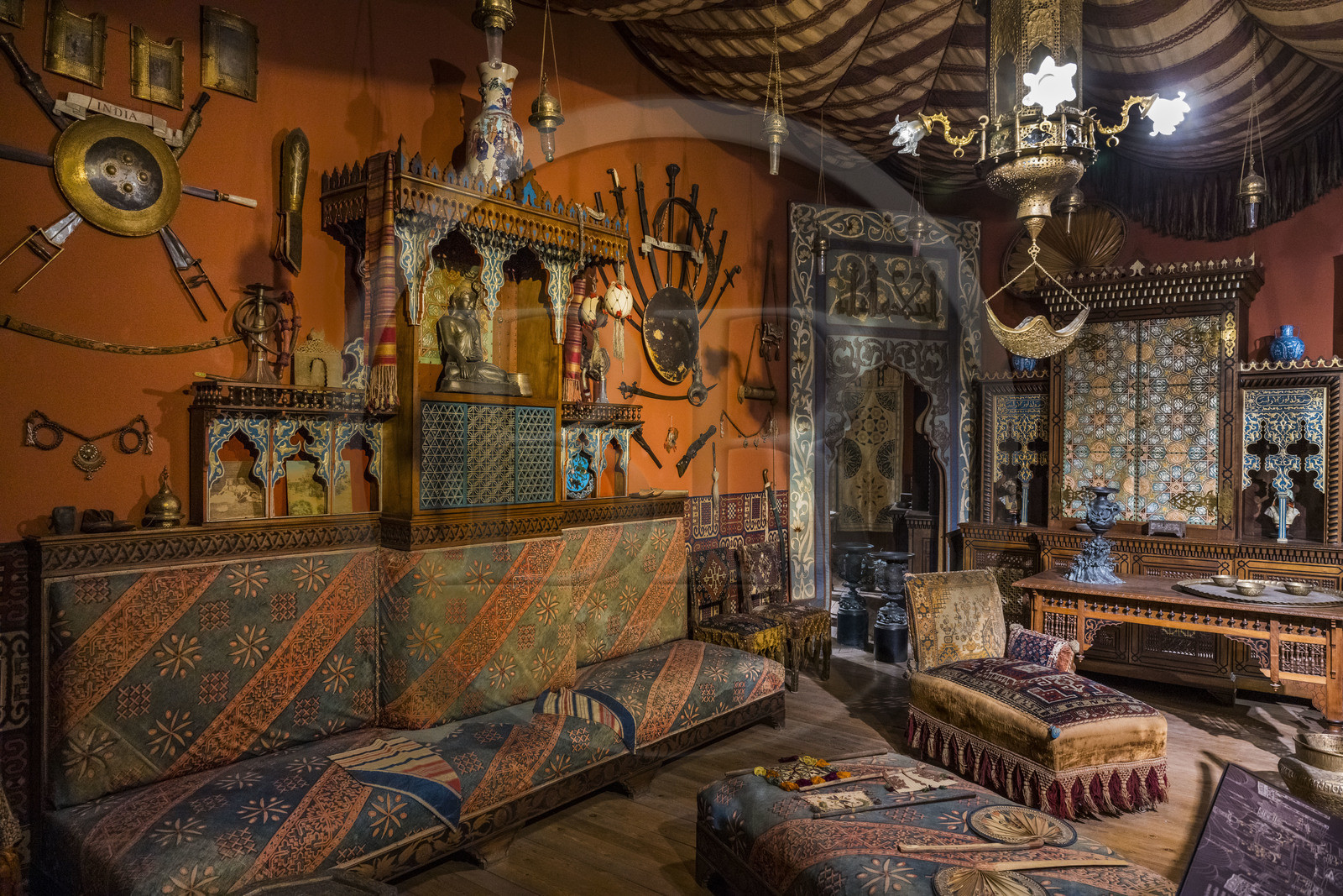 Italie, Ligurie, Gênes, Castello d'Albertis Museo delle Culture del Mondo, chateau de Enrico Alberto D'Albertis, explorateur, navigateur et écrivain voyageur génois (1846-1932), la salle turque orientaliste à la manière d'un cabinet de curiosités