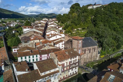 France, Pyrénées-Atlantiques (64), Pays-Basque, Saint-Jean-Pied-de-Port dominé par la citadelle, le Pont Vieux sur la rivière Nive de Béhérobie et l'église de l'Assomption ou Notre-Dame du Bout du Pont (vue aérienne)
