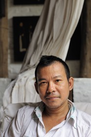 Vietnam, Hanoï, artiste peintre contemporain Le Hong Thai dans sa maison et atelier