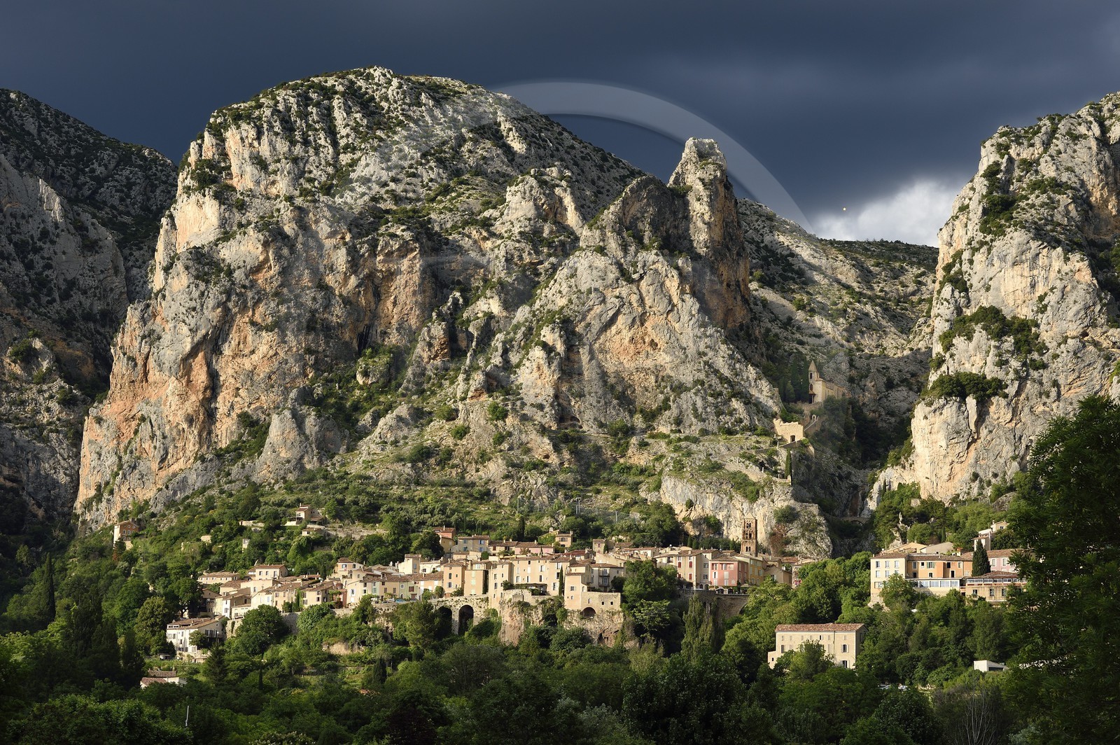 France, Alpes-de-Haute-Provence (04), Parc Naturel Régional du Verdon, Moustiers-Sainte-Marie, labellisé Les Plus Beaux Villages de France, et l'Etoile de Moustier accrochée à une chaîne à plusieurs dizaines de mètres au-dessus du sol