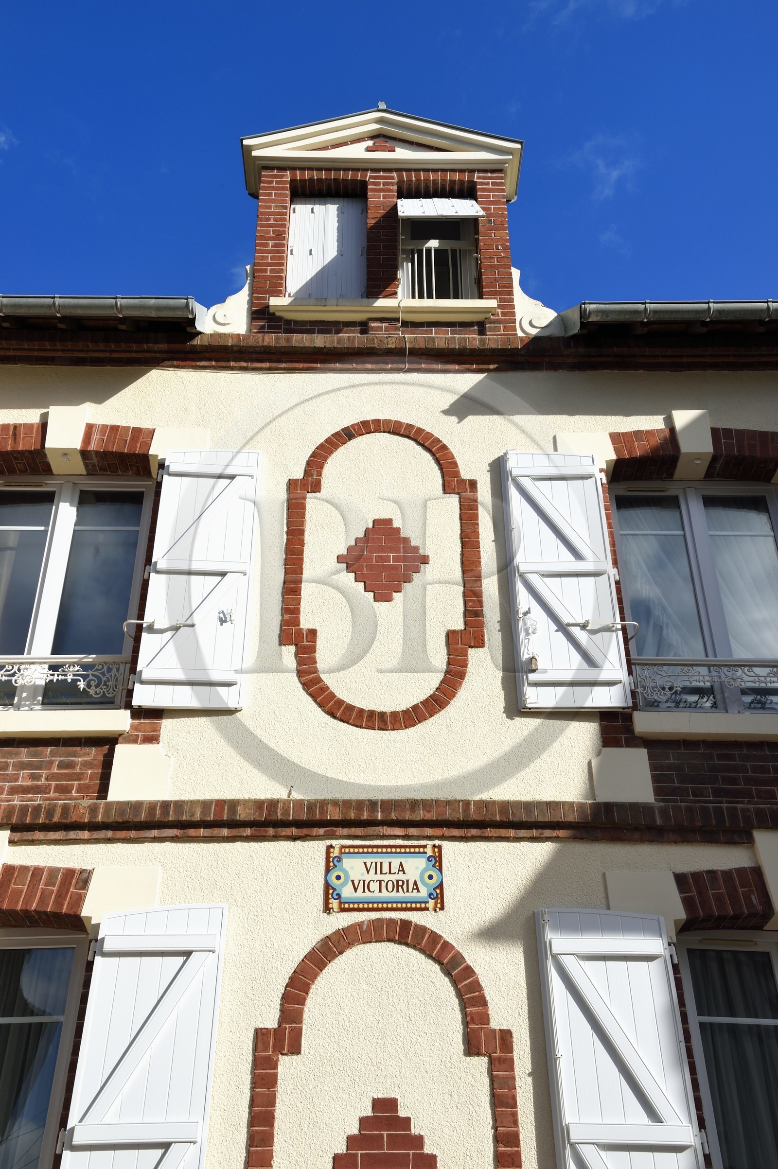 France, Calvados (14), Pays d'Auge, la côte Fleurie, Cabourg, villa à l'architecture balnéaire dans la rue principale avenue de la Mer France, Calvados (14), Pays d'Auge, la côte Fleurie, Cabourg, villa à l'architecture balnéaire dans la rue principale avenue de la Mer