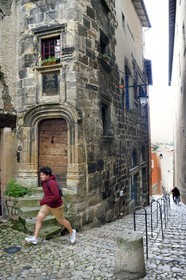 France, Haute-Loire (43), Le Puy-en-Velay, étape classée Patrimoine Mondial de l'UNESCO dans le cadre des chemins de Compostelle, Hotel de Chaumeils aussi appelé Hotel Dulac de Fugères rue Cardinal-de-Polignac et les escaliers de la rue Rochetaillade
