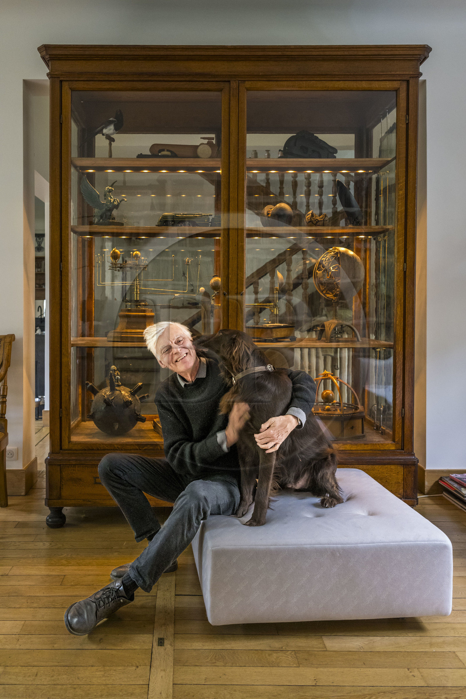 France, Paris (75), le dessinateur et auteur de bande-dessinée François Schuiten dans son atelier parisien, avec son chien Ulysse France, Paris (75), le dessinateur et auteur de bande-dessinée François Schuiten dans son atelier parisien, avec son chien Ulysse