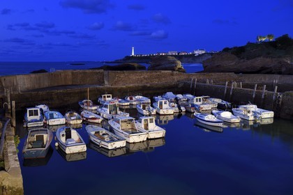 France, Pyrénées-Atlantiques (64), Pays-Basque, Biarritz, le Port des Pecheurs, le phare et le rocher du Basta en arrière plan