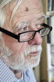 France, Paris (75), le paléontologue et paléoanthropologue Yves Coppens, professeur émérite au Collège de France, au bureau de son domicile parisien