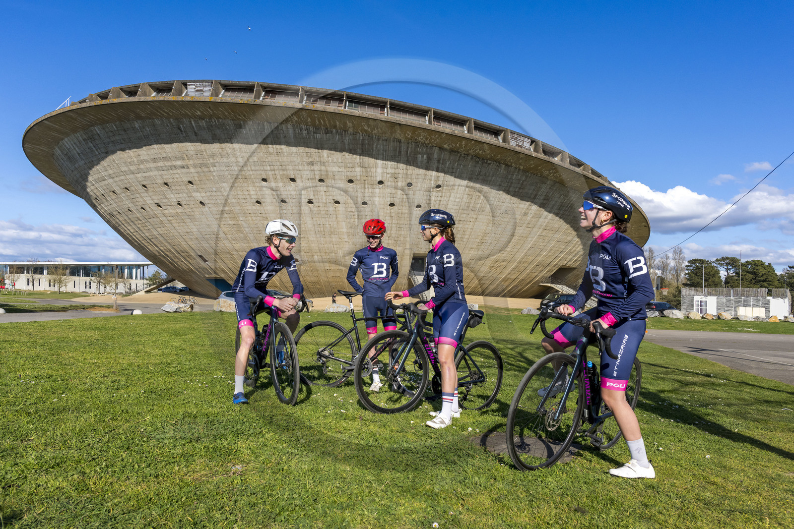 France, Loire-Atlantique (44), Saint-Nazaire, le Palais des sports appelé La Soucoupe datant de la reconstruction de la ville et des cyclistes du club Best Triathlon Saint Nazaire à l'entrainement France, Loire-Atlantique (44), Saint-Nazaire, le Palais des sports appelé La Soucoupe datant de la reconstruction de la ville et des cyclistes du club Best Triathlon Saint Nazaire à l'entrainement