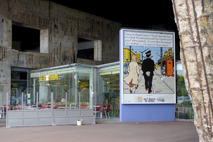 France, Loire-Atlantique (44), port de Saint-Nazaire, brasserie sous l'ancienne base sous-marine et panneau de Tintin