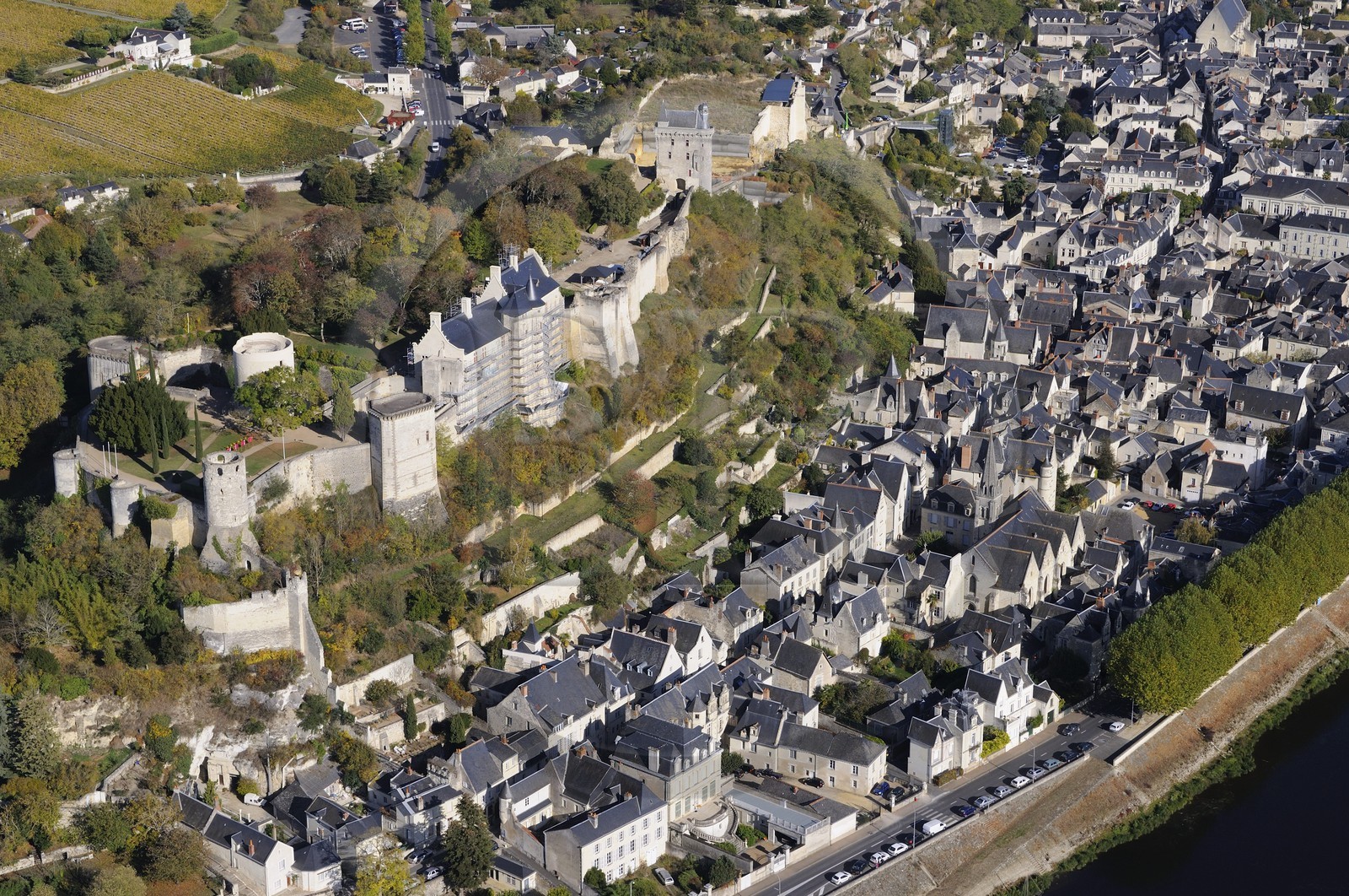 France, Indre-et-Loire (37), Vallée de la Loire classée Patrimoine Mondial de l' UNESCO, Chinon et son château au bord de la Vienne (vue aérienne)