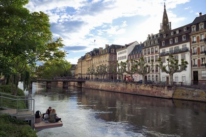 France, Bas-Rhin (67), Strasbourg, vieille ville classée Patrimoine Mondial de l'UNESCO, les bords de l'ill quai des Bateliers transformé en zone de rencontre réservée aux piétons et la cathédrale