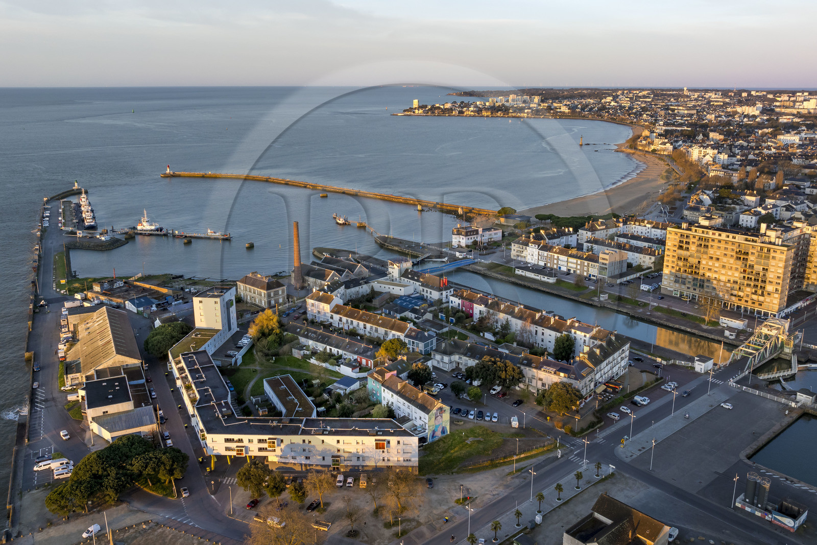 France, Loire-Atlantique (44), Saint-Nazaire, le quartier du Petit Maroc au premier plan, la pince de crabes (surnom donné à l'entrée Sud au bassin portuaire par les deux jetées) et la plage (vue aérienne)