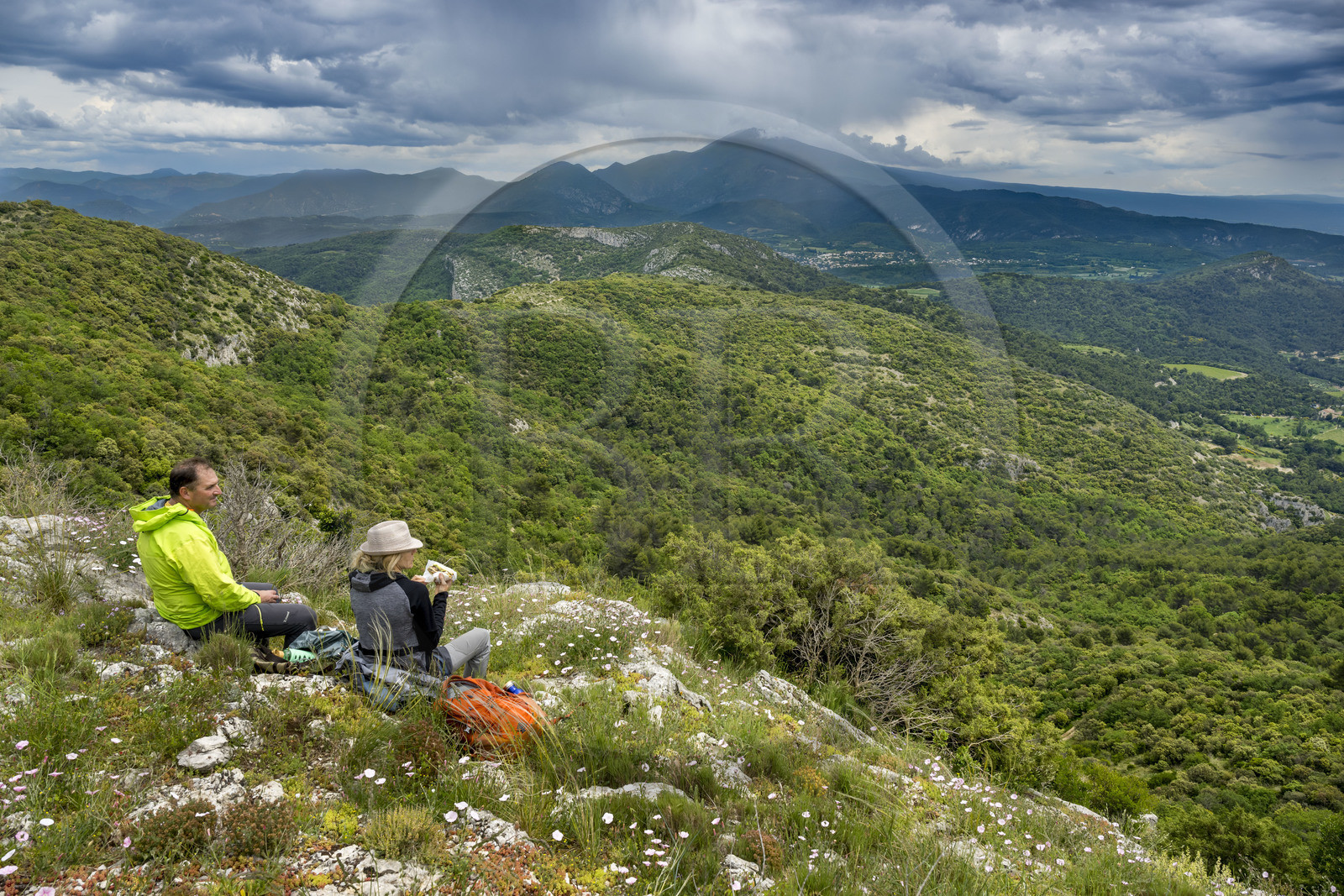 France, Vaucluse (84), Dentelles de Montmirail, randonneurs en pause déjeuner sur les crêtes de Saint-Amand sur le GR 4, le Mont Ventoux dans les nuages en arrière plan