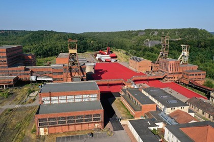 France, Moselle (57), Petite-Rosselle, le musée du carreau Wendel, le carreau Wendel et ses puits, terrils en arrière plan (vue aérienne)