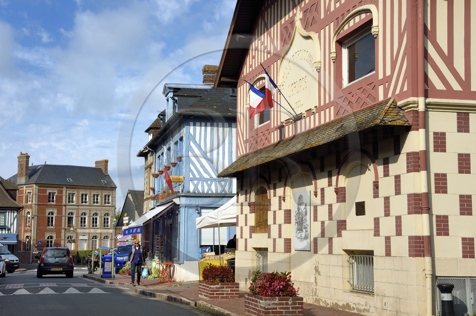 France, Calvados (14), Pays d'Auge, Beaumont-en-Auge, maison à pans de bois dans la rue principale du village France, Calvados (14), Pays d'Auge, Beaumont-en-Auge, maison à pans de bois dans la rue principale du village