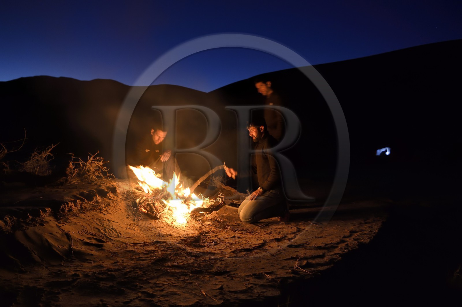 Iran, Province de Yazd, désert du Dasht-e Kavir, Moghestan, massif dunaire, feu de camp au bivouac de nuit