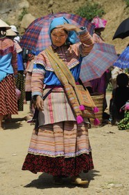 Vietnam, province de Lao Cai, région de Bac Ha, marché de Can Cau, femme de la minorité Hmong Fleur
