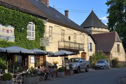 France, Dordogne (24), Périgord Noir, vallée de la Vézère, Saint-Léon-sur-Vézère, labellisé Les Plus Beaux Villages de France, la rue principale et le donjon du manoir de la Salle en arrière plan