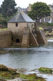 France, Côtes-d'Armor (22), Côte de Granit Rose, Ploumanach, un des deux moulins à marée qui ferme la vallée des Traouiero