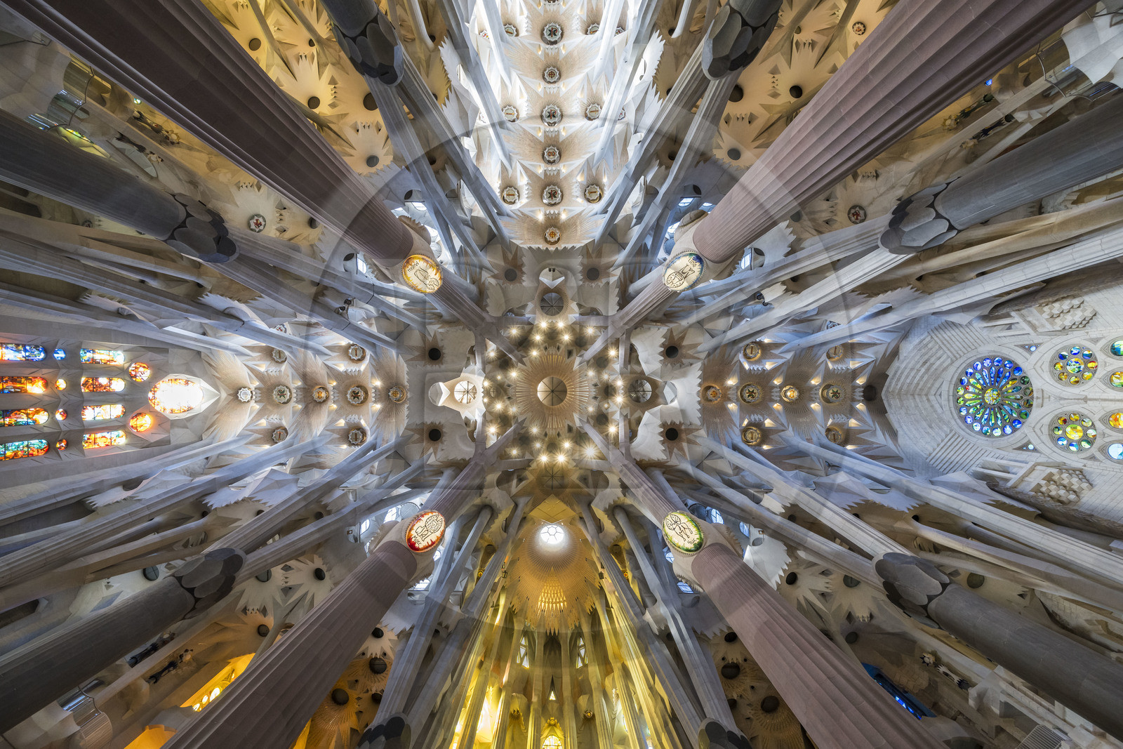 Espagne, Catalogne, Barcelone, quartier de l'Eixample, basilique de la Sagrada Familia de l'architecte du modernisme catalan Antoni Gaudi classée Patrimoine Mondial de l'UNESCO, vue panoramique de la voute à la croisée de la nef et du transept qui symbolise la Jérusalem céleste, l'abside est en bas, l'est à droite, l'ouest à gauche