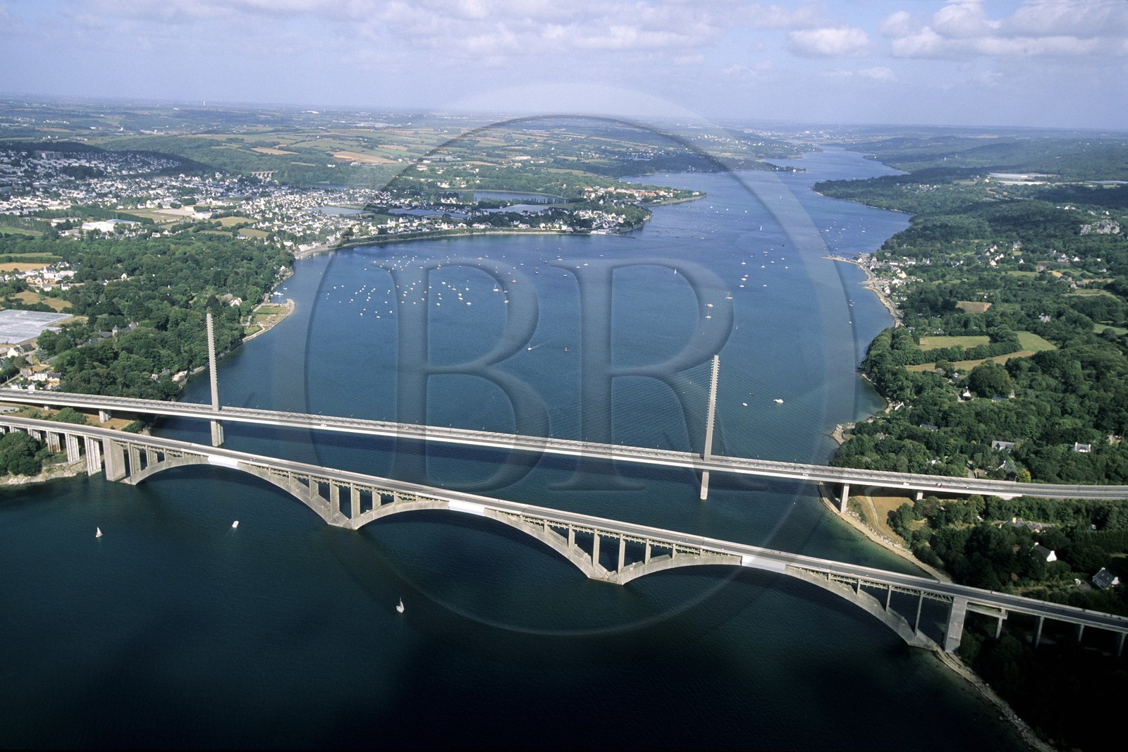 France, Finistère (29), les ponts Albert-Louppe et Iroise sur la rivière Elorn, en bordure de la rade de Brest (vue aérienne)