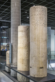 France, Gard (30), Nîmes, Musée de la Romanité de l'architecte Elizabeth de Portzamparc, borne milliaire d'Auguste (3 av. J.-C.) sur la Voie Domitienne (Via Domitia)