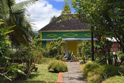 France, Ile de la Reunion, Parc National de la Réunion classé Patrimoine Mondial de l'UNESCO, Entre-Deux, l'office de tourisme dans une case créole colorée traditionnelle