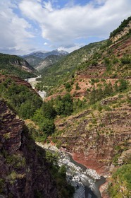 France, Alpes-Maritimes (06), parc national du Mercantour, vallée du Haut-Var, les Gorges de Daluis creusées par le Var dans des sols de pélite rouge depuis le Pont de la Mariée