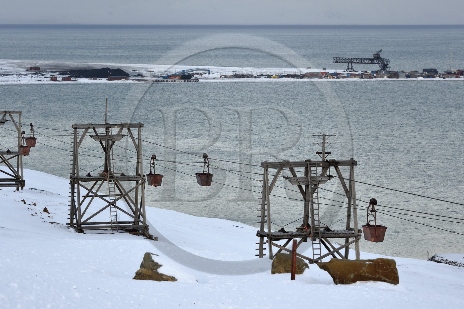 Norvège, Svalbard, Spitzberg, fjord de Longyearbyen, ancien téléphérique pour le transport du charbon en chariots, le port pour le chargement du charbon en arrière plan