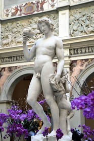 Italie, Toscane, Florence, centre historique classé Patrimoine Mondial de l'UNESCO, Palazzo Della Gherardesca, palace 5 étoiles du groupe Four Seasons Hotel, copie de la statue Bacchus par Michel-Ange au centre du lobby