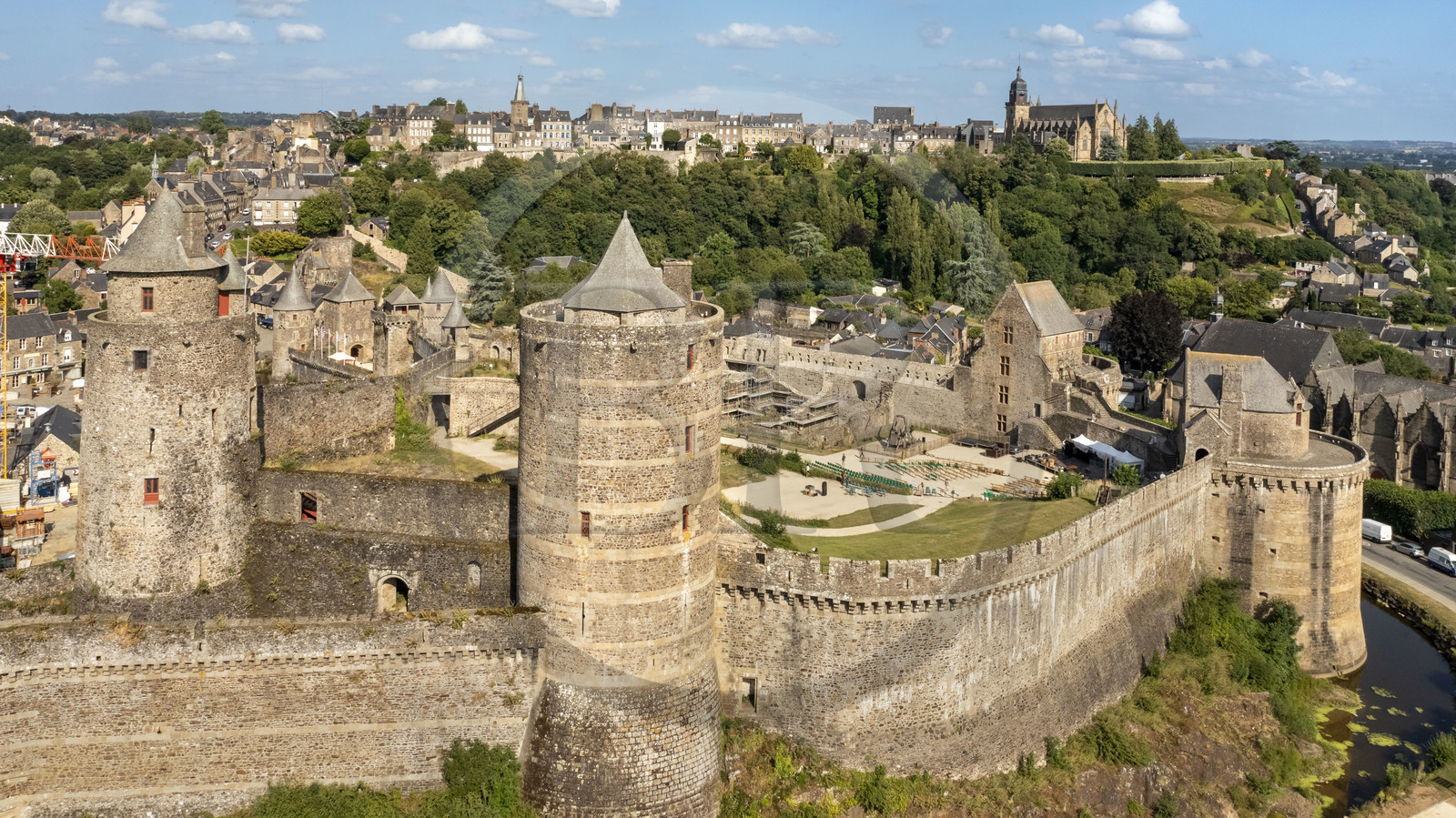 France, Ille-et-Vilaine (35), Fougères, le château-fort du XIIe siècle et l'église Saint-Léonard en arrière plan (vue aérienne)