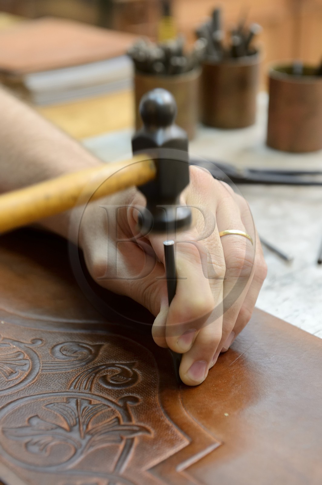 Argentine, province de Buenos Aires, San Antonio de Areco, atelier du maroquinier Martin Alvarez qui martèle le cuir d'un élément d'une selle