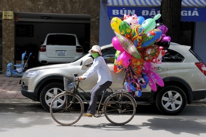 Vietnam, Hanoï, vendeuse à vélo de ballon pour enfants