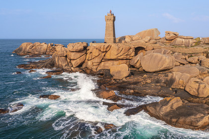 France, Côtes-d'Armor (22), Côte de Granit Rose, Perros-Guirec, Ploumanac'h, pointe de Skewell (Squéouel), le phare de Mean Ruz sur le sentier des Douaniers aussi chemin de Grande Randonnée GR 34 (vue aérienne)