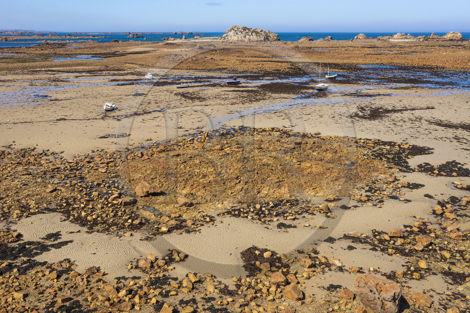 France, Côtes-d'Armor (22), Côte d'Ajoncs, Plougrescant, Anse de Pors (Porz) Scaff à marée basse (vue aérienne)