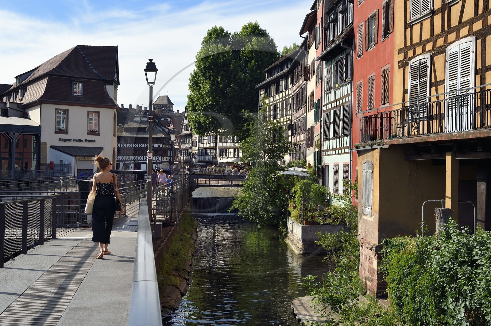 France, Bas-Rhin (67), Strasbourg, vieille ville classée au Patrimoine Mondial de l'UNESCO, quartier de la Petite France, l'écluse sur l'Ill vers le quai des Moulins et la passerelle des anciennes glacières