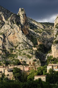 France, Alpes-de-Haute-Provence (04), Parc Naturel Régional du Verdon, Moustiers-Sainte-Marie, labellisé Les Plus Beaux Villages de France, et l'Etoile de Moustier accrochée à une chaîne à plusieurs dizaines de mètres au-dessus du sol